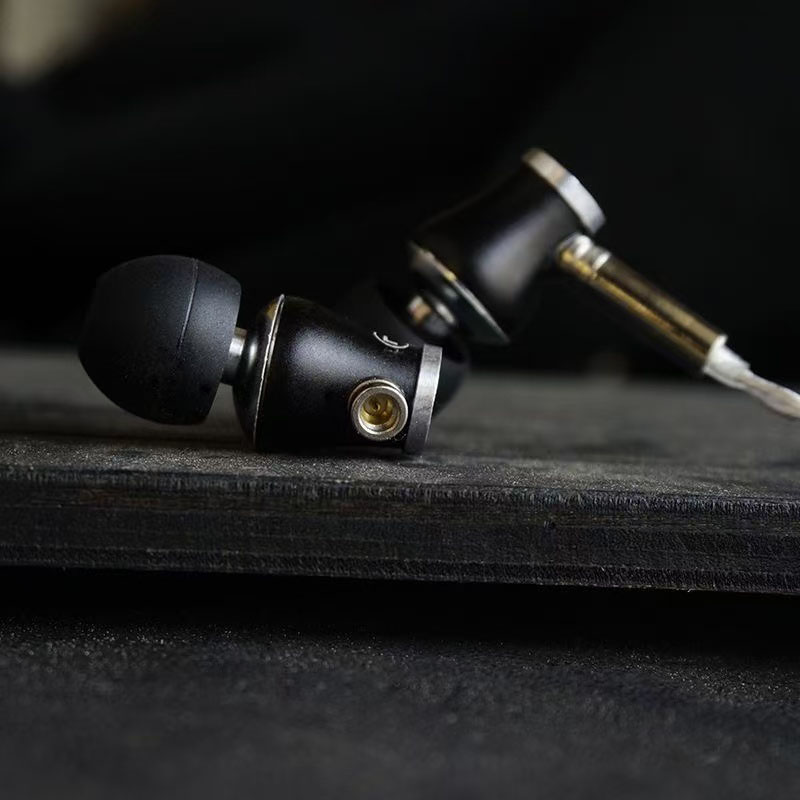 سماعات أذن داخلية عالية الدقة  - مراجعة Wired Earphone Mic وسعره